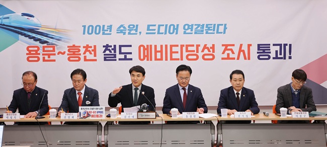 ▲ 도는 오후 5시 도청 브리핑룸에서 김진태 도지사를 비롯해 유상범 국회의원, 김시성 도의장, 신영재 홍천군수, 박영록 홍천군의장, 이종구 건설교통국장이 참석해 용문~홍천 광역철도 건설사업 예타통과에 대해 설명했다. ⓒ강원특별자치도