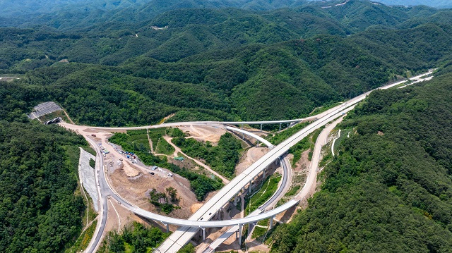 ▲ 지난달 8일 개통한 고속국도 65호선 포항~영덕 구간.ⓒ영덕군