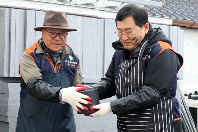 ▲ 주낙영 시장(사진 우측)이 지난해 12월 월성동에서 천년미래포럼 회원들과 함께 사랑나눔 연탄배달 봉사활동을 하고 있다.ⓒ경주시