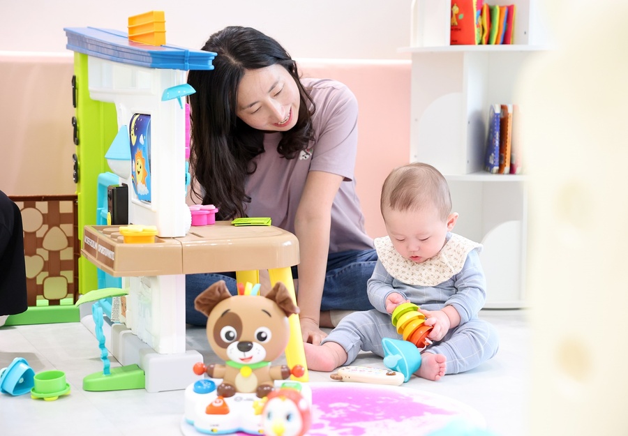 ▲ 전국 최초로 도입한 ‘아파트 1층 0세 특화반’은 출산 직후 부모 부담이 가장 큰 시기에 전담 간호사가 상주하며 영아 건강관리, 육아 상담, 틈새 돌봄을 제공해 높은 호응을 얻고 있다.ⓒ경북도