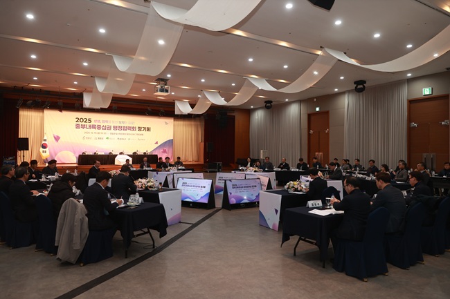 ▲ 영월군이 지난 19일 탑스텐리조트 동강시스타에서 '2025년 중부내륙중심권 행정협력회 정기회'를 개최하고, 회원 시·군 간 협력 강화를 위한 다양한 공동사업과 건의사항을 논의했다. ⓒ영월군