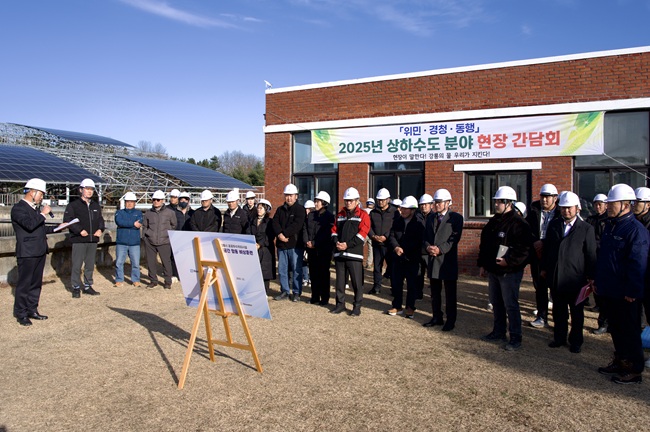 ▲ 김홍규 시장이 22일 훈련 현장을 방문해 질식·중독 사고 예방을 위한 현장 중심의 안전관리를 강화할 것을 당부했다. ⓒ강릉시