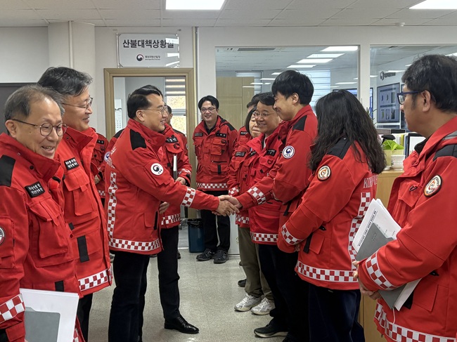 ▲ 김인호 청장은 지난 가을철 산불조심기간 동안 산불재난 대응에 힘쓴 직원들의 노고를 격려했다. ⓒ북부지방산림청