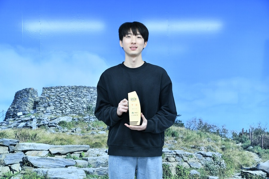 ▲ 홍세영 2단이 두 번째 열린 태백산배의 주인공이 되며 생애 첫 우승의 기쁨을 안았다.ⓒ한국기원 제공