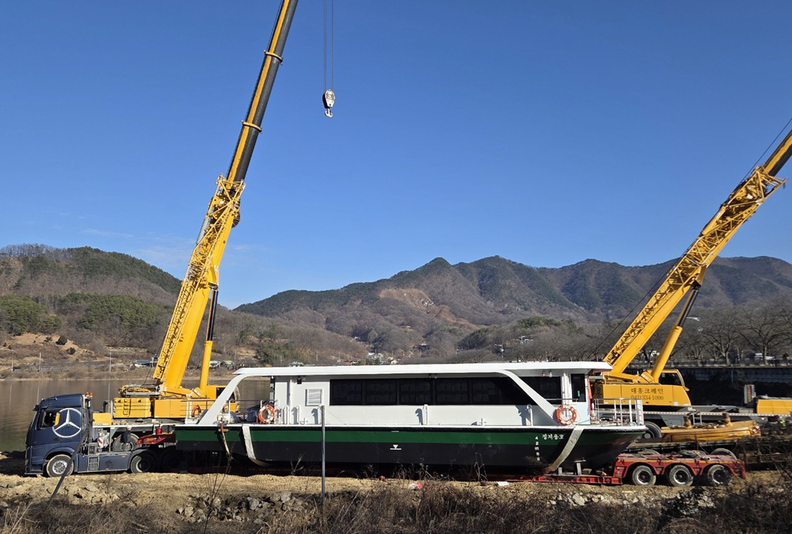▲ 댐 건설 이후 40년 넘게 닫혀 있던 옥천 수변 마을의 뱃길이 친환경 전기도선 ‘정지용호’의 진수로 새롭게 열린다. 옥천군은 22일 오후 3시 20분, 옥천읍 수북리 안터교 인근 대청호에서 ‘정지용호’ 진수식을 열었다. 정지용호는 길이 19.5m, 폭 5.5m, 총톤수 40t 규모의 40인승 친환경 전기 도선으로, 내연기관 대신 순수 전기동력 시스템을 탑재했다. 오염물질을 배출하지 않는 무공해 선박으로, 대청호 수질 보전에 부합하는 친환경 교통수단이다. 최대 속도는 8노트다.ⓒ옥천군