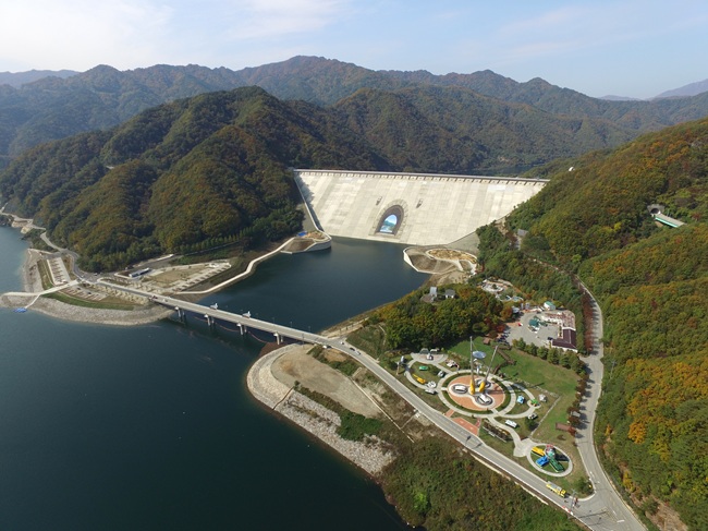 ▲ 평화의 댐 전경. 지난 3월부터 민간인 통제선이 북상돼 지금은 검문 없이 누구나 자유로운 출입이 가능하다. ⓒ화천군