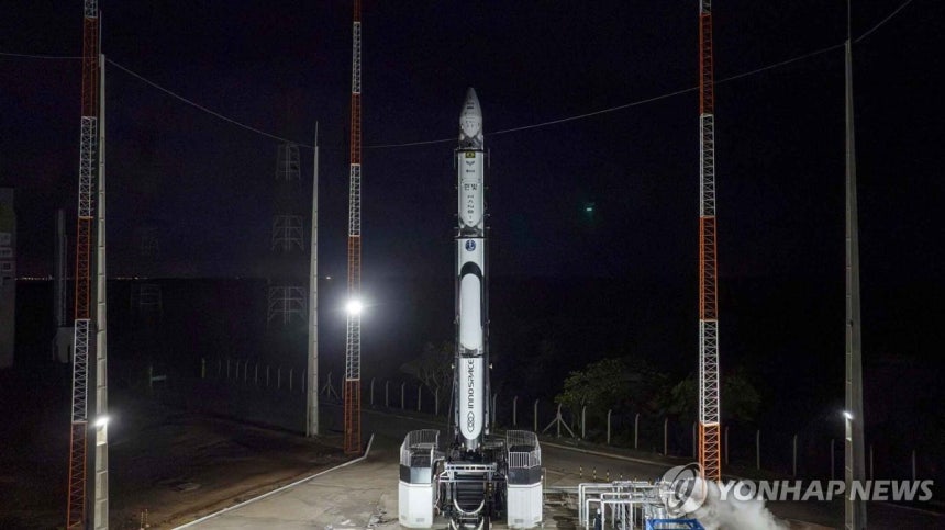 ▲ 발사대에 기립해있는 이노스페이스 '한빛-나노'. /연합뉴스