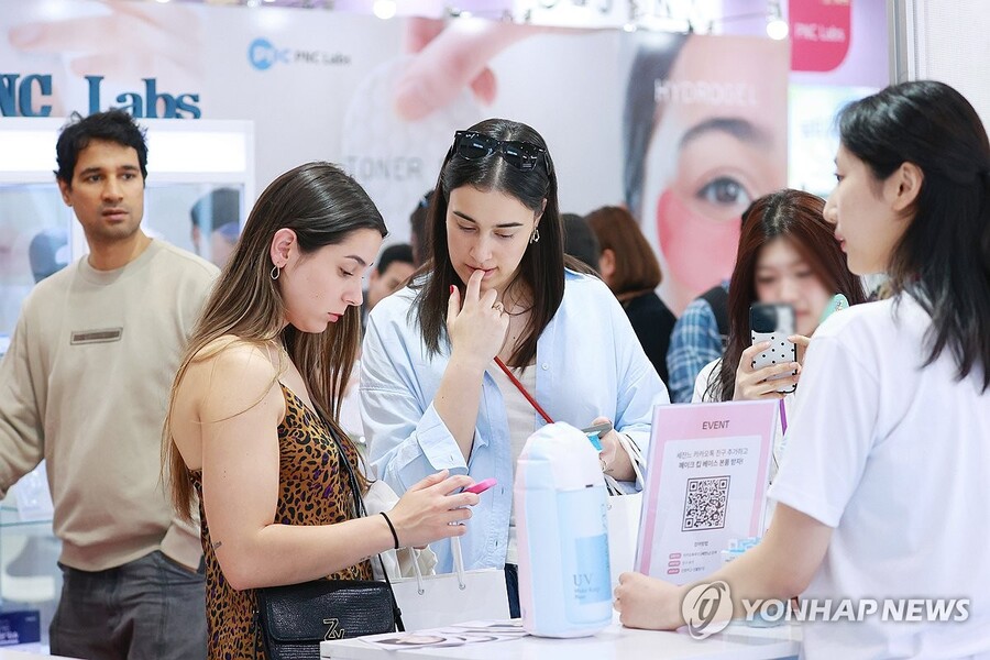 ▲ 지난 5월 28일 서울 강남구 코엑스에서 열린 2025 서울국제화장품미용산업박람회 및 국제건강산업박람회를 찾은 외국인 관람객들이 제품을 살펴보고 있다. ⓒ연합
