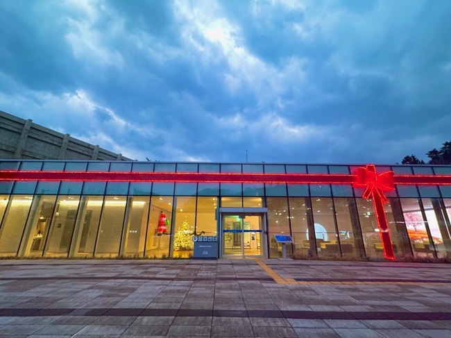 ▲ 삼척관광문화재단이 내년 2월 1일까지 이사부독도기념관에서 특별 기획전시 'MERRY CHRISTMAS & HAPPY NEW YEAR'를 진행중이다. ⓒ삼척시