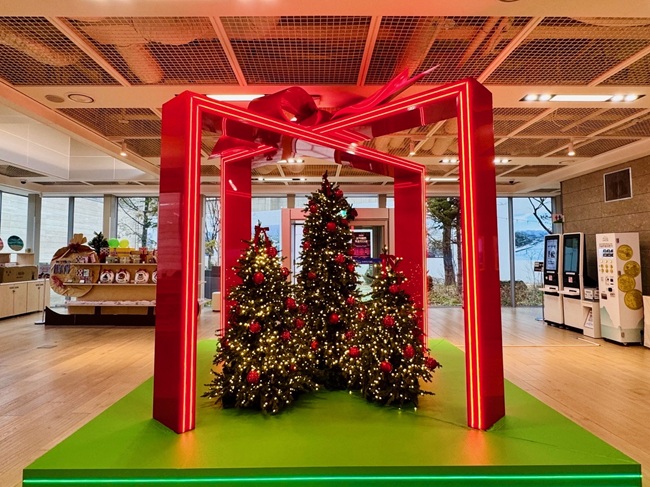 ▲ 삼척관광문화재단이 내년 2월 1일까지 이사부독도기념관에서 특별 기획전시 'MERRY CHRISTMAS & HAPPY NEW YEAR'를 진행중이다. ⓒ삼척시