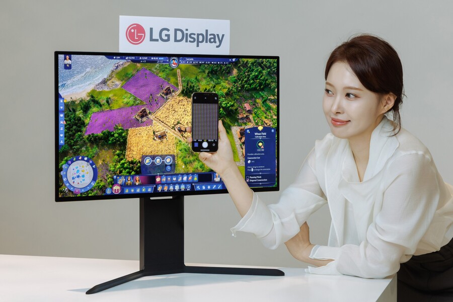 ▲ 세계 최초 240Hz RGB 스트라이프 구조가 적용된 LG디스플레이 모니터용 OLED 패널ⓒLGD