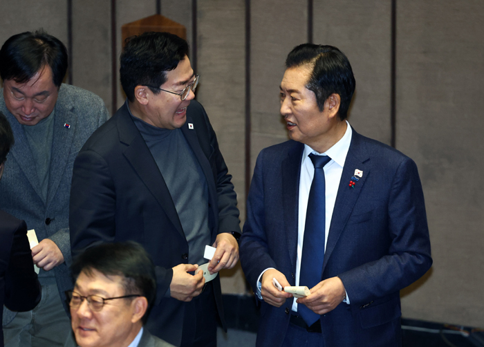 ▲ 정청래 더불어민주당 대표가 23일 국회에서 열린 본회의에서 12·3 윤석열 비상계엄 등에 대한 전담재판부 설치 및 제보자 보호 등에 관한 특별법안(대안) 수정안에 대한 필리버스터 종결 동의의 건 투표를 하며 박찬대 의원과 대화하고 있다. ⓒ뉴시스