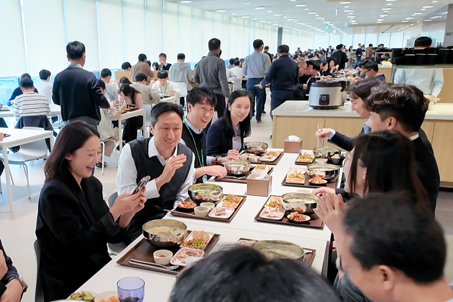 ▲ 정기선 HD현대 회장(왼쪽에서 두 번째)이 지난 10월 경기도 성남 HD현대 글로벌R&D센터(GRC) 구내식당에서 임직원들과 점심을 함께하며 현장 소통에 나서고 있다ⓒHD현대