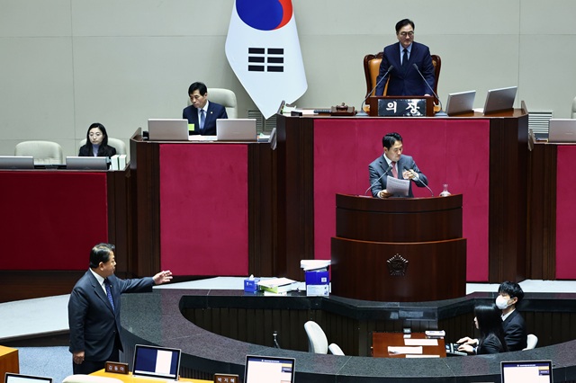 ▲ 김병주 더불어민주당 의원이 23일 오전 서울 여의도 국회에서 열린 제430회국회(임시회) 제2차 본회의에서 '내란전담재판부설치 관련 법안'에 대한 반대 무제한토론(필리버스터)을 진행중인 장동혁 국민의힘 대표에게 찬성토론 기회를 주지 않는 것에 대해 항의하고 있다.ⓒ뉴시스