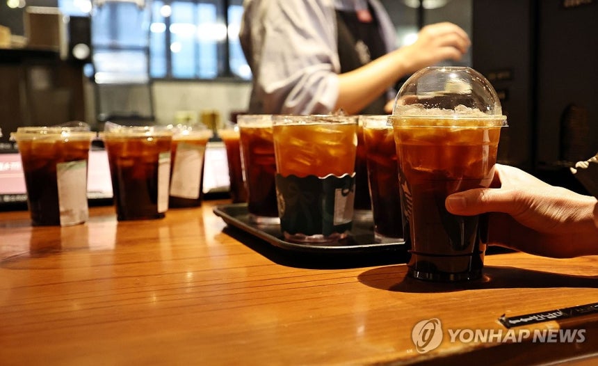 ▲ 지난 18일 서울 시내의 한 카페에서 일회용 플라스틱 컵에 담겨 판매되는 커피. ⓒ연합뉴스