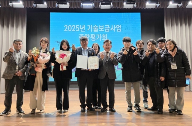 ▲ 농림축산식품 과학기술 발전 유공 대통령 표창을 수상한 이완용 송산포도팜스토리 대표ⓒ화성시농업기술센터 제공