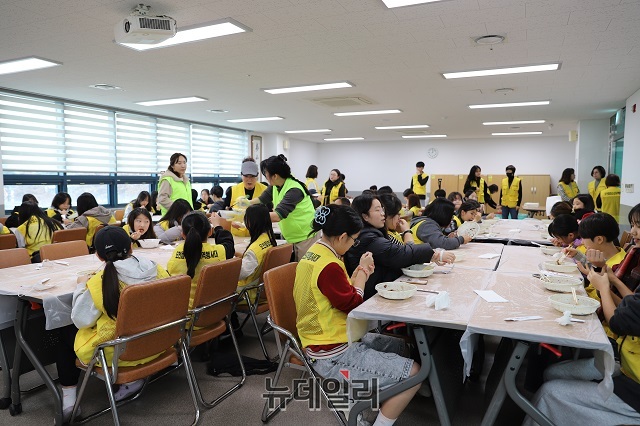 ▲ 포항 한봉우리봉사단은 지난 20일 오천읍민복지회관에서 오천 관내 청소년봉사대 환경정화 및 자원순환 업사이클링 활동에 참여한 청소년 자원봉사자들을 위해 자장면 점심을 제공하는 나눔 봉사활동을 진행했다.ⓒ뉴데일리