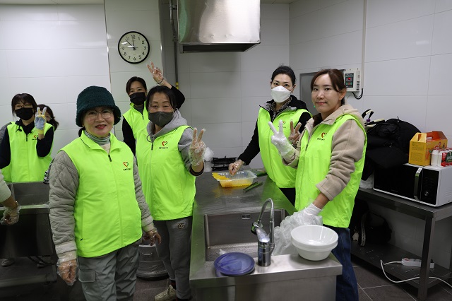 ▲ 포항 한봉우리봉사단 봉사자들이 자장면 나눔 봉사활동을 하고 있다.ⓒ뉴데일리