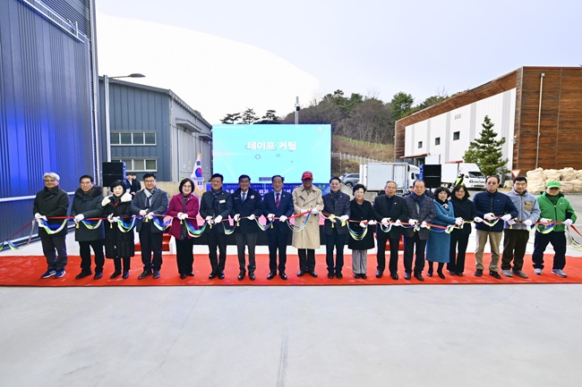 ▲ 속초시가 23일 속초시 방축길 56 일원에 새롭게 설치된 '폐비닐 전문 선별시설'의 준공식을 개최했다. ⓒ속초시