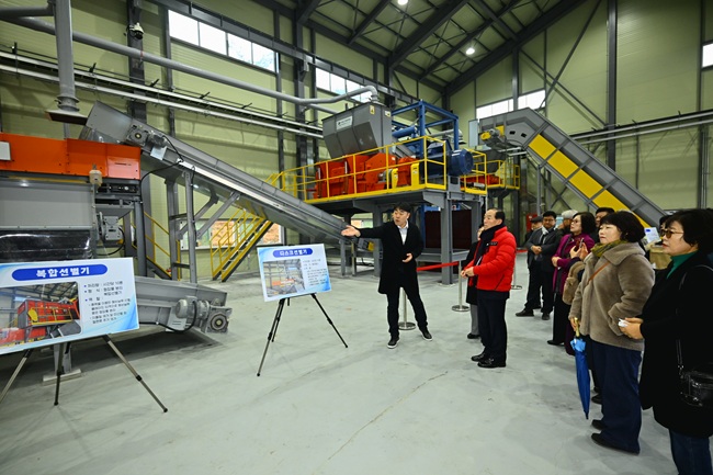 ▲ 폐비닐 전문 선별시설 실내 모습. ⓒ속초시