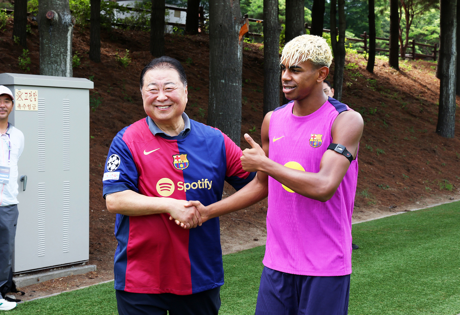 ▲ '슈퍼 신성' 야말의 유튜브에 파주시의 공식 마스코트인 '파랑이'가 등장해 화제를 모으고 있다.ⓒ파주 프런티어 FC 제공