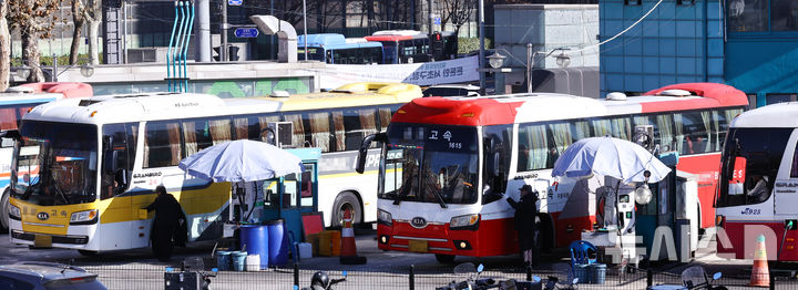 ▲ 서울 고속버스터미널 내 주유소에서 관계자가 고속버스에 주유하고 있다.ⓒ뉴시스