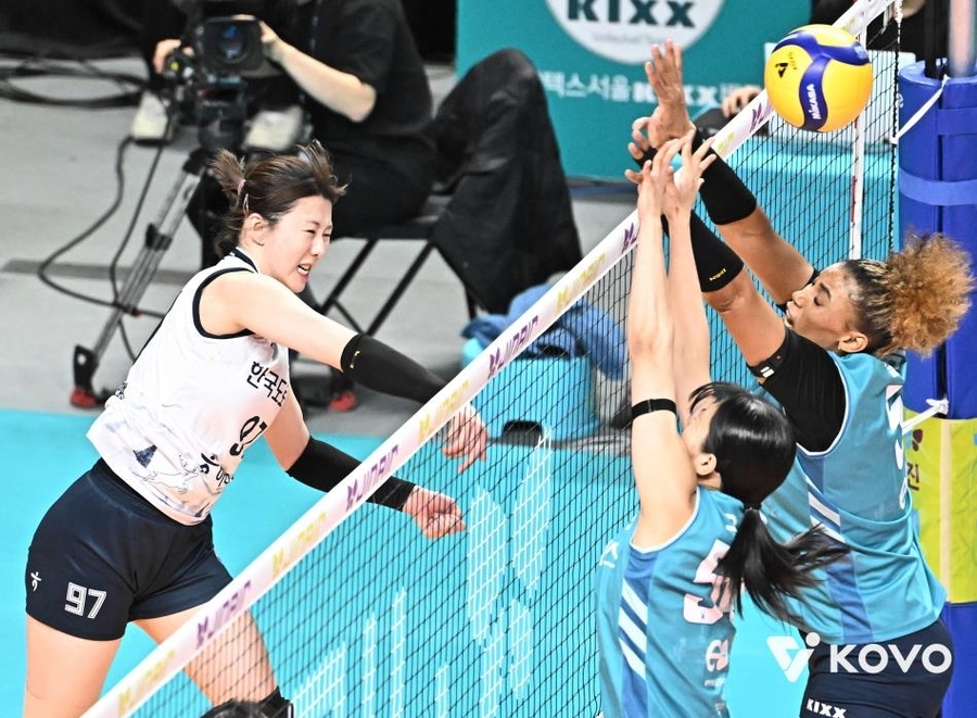 ▲ '삼각편대'가 63점을 합작한 도로공사가 GS칼텍스에 극적인 역전승을 거두며 1위를 수성했다.ⓒKOVO 제공