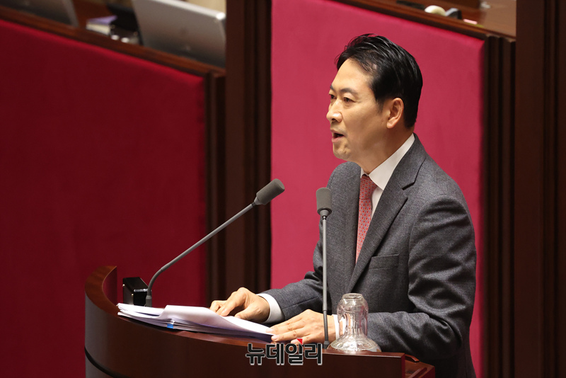 ▲ 장동혁 국민의힘 대표가 23일 오전 국회에서 열린 본회의에서 '내란전담재판부설치 관련 법안'에 대한 반대 무제한토론(필리버스터)을 하고 있다. ⓒ이종현 기자