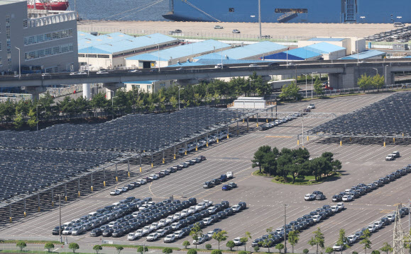 ▲ 완성차들이 수출을 기다리고 있다. ⓒ연합뉴스