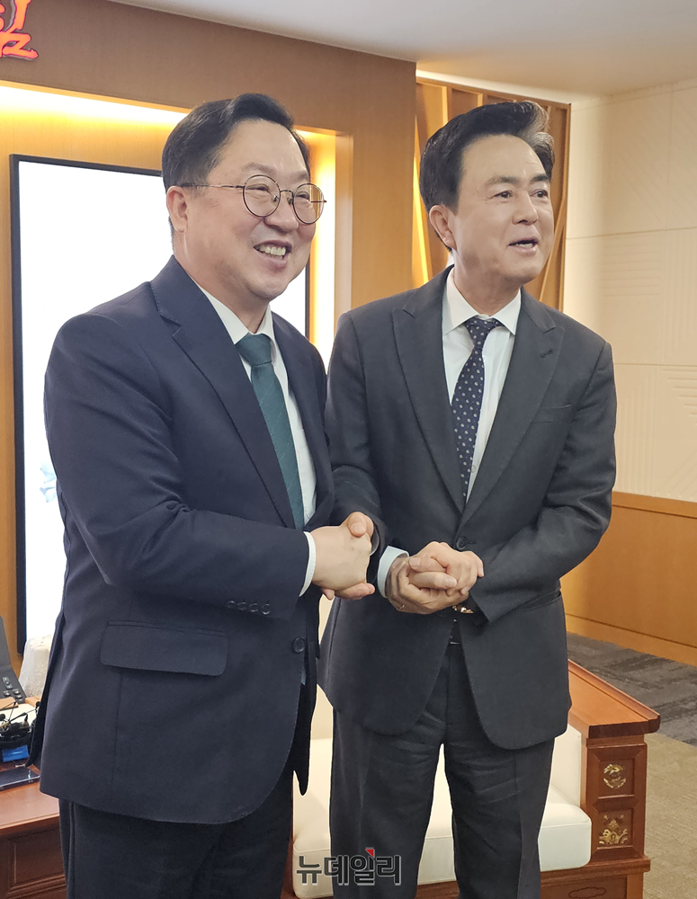 ▲ 이장우 대전시장과 김태흠 충남도지사가 24일 오전 충남도청에서 대전·충남 행정통합 관련 긴급 회동에서 반갑게 악수를 하고 있다.ⓒ김정원 기자