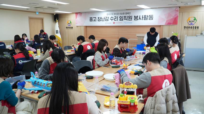 ▲ 롯데글로벌로지스가 연말을 맞아 취약계층 아동을 위해 진행한 ‘플라스틱 장난감 선순환 캠페인’을 성공적으로 마무리했다고 24일 밝혔다. ⓒ롯데글로벌로지스