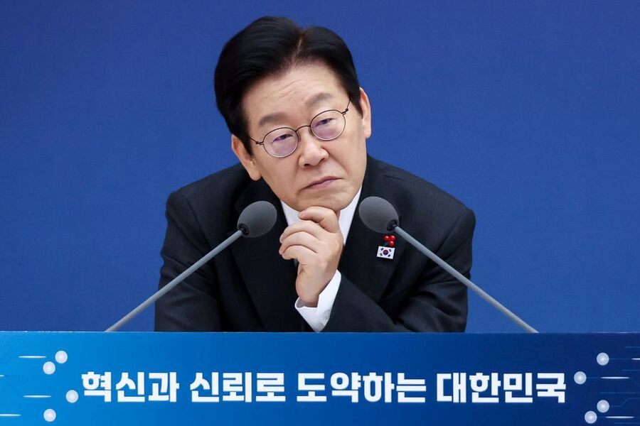 ▲ 이재명 대통령이 12일 세종시 정부세종컨벤션센터에서 과학기술정보통신부·개인정보보호위원회 업무보고를 받고 있다. ⓒ뉴시스