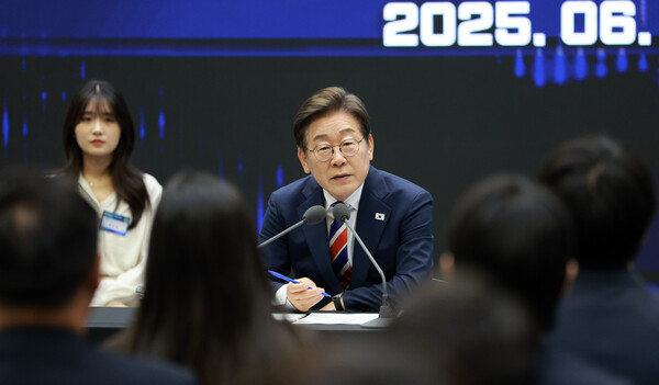 ▲ 이재명 대통령이 지난 6월 서울 영등포구 한국거래소에서 열린 주식시장 불공정거래 근절을 위한 현장 간담회를 주재하고 있다.ⓒ연합뉴스