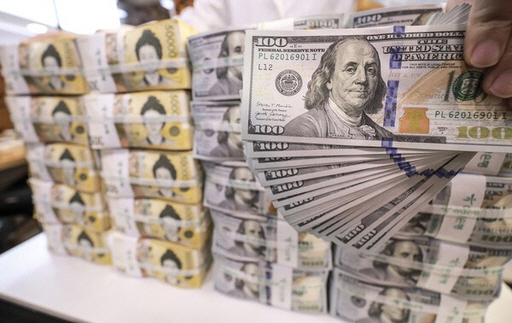 ▲ 서울 하나은행 위변조센터에 원화와 달러화가 함께 놓여있는 모습.ⓒ뉴시스