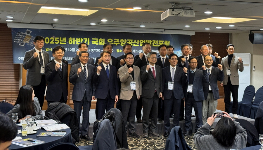 ▲ 주제발표 직전 주요 참석자들이 기념촬영을 하는 모습. ⓒ김재홍 기자