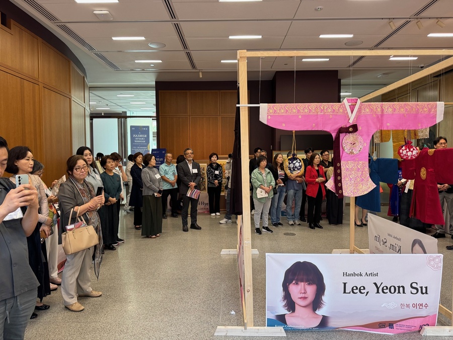 ▲ 한국한복진흥원을 거점으로 한복 인재 양성과 산업 육성도 추진해 APEC 정상회의 기간 한복 패션쇼 개최, 정상 한복 제작, 자원봉사자 한복 유니폼 제작 등을 통해 한복의 국제적 인지도를 높였다(미국 경북전통공예 특별전).ⓒ경북도