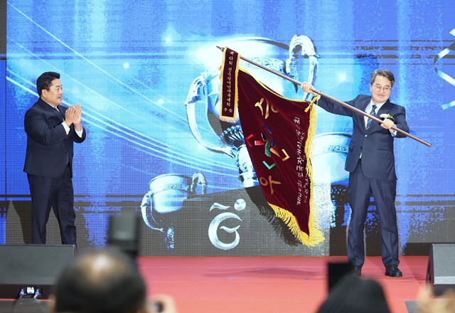 ▲ 경기도장애인체육회장인 김동연 경기도지사가 23일 수원시 보훈재활체육센터 체육관에서 열린 '2025년 경기도 장애인체육 유공 시상식' 우승기를 들고 기념촬영을 하고 있다. ⓒ경기도 제공