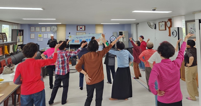 ▲ 화성시동부보건소가 신영통현대2단지 경로당에서 온돌경로당 프로그램을 운영하고 있다ⓒ화성시동부보건소 제공