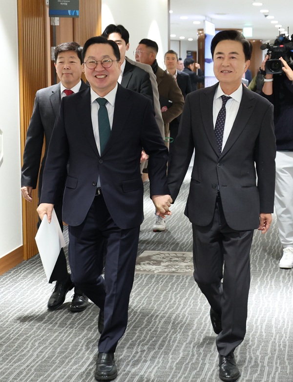 ▲ 이장우 시장과 김태흠 지사가 함께 손잡고 충청을 국가균형발전의 실질 축으로 세우겠다는 의지를 분명히 했다.ⓒ대전시
