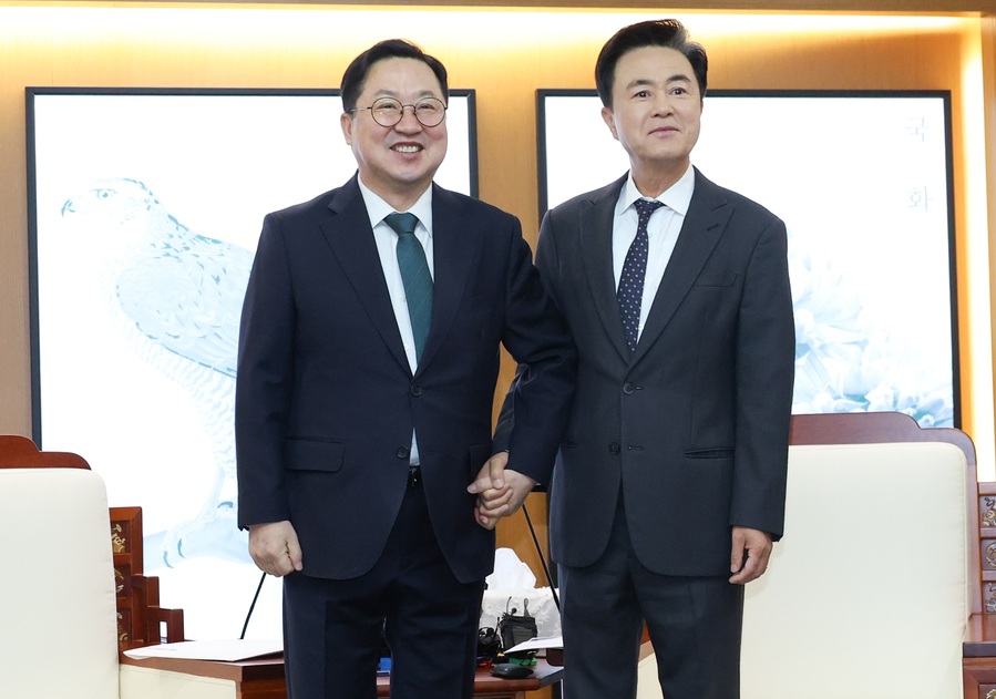 ▲ 이장우 대전시장과 김태흠 충남도지사가 24일 오전 충남도청에서 긴급 회동을 갖기에 앞서 반갑게 악수를 하고 있다.ⓒ충남도