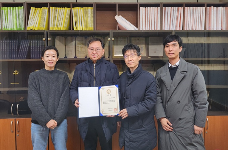 ▲ 서울시립대가 주관 운영하는 서울녹색환경지원센터가 서울시로부터 대기오염 저감에 기여해 온 공로로 표창을 받았다. 왼쪽부터 원민희 부장, 구자용 센터장(환경공학부 교수), 박영권 연구협력실장(환경공학부 교수), 윤재선 부장.ⓒ서울시립대