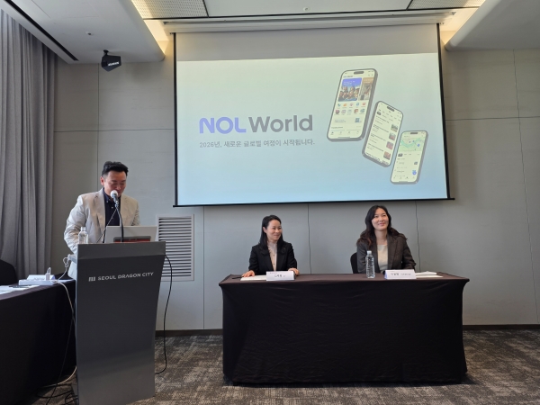 ▲ 행사 후 진행된 패널토론에서는 K컬처 확산이 관광 산업의 구조 자체를 바꾸고 있다는 데 의견이 모였다. 왼쪽부터 김유경 실장, 김주희 교수, 이윤화 팀장ⓒ최신혜 기자