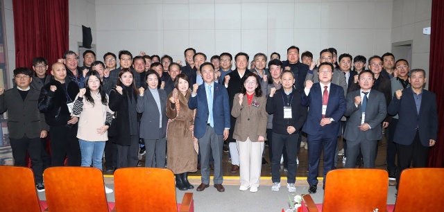 ▲ 지역 건설산업 상생 협력 강화를 위한 지역 건설산업 관계자와 함께하는 상생의 자리 단체사진ⓒ평택시 제공