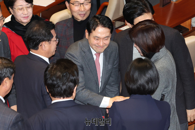 ▲ 장동혁 국민의힘 대표가 23일 오전 국회에서 열린 본회의에서 '내란전담재판부설치 관련 법안'에 대한 반대 무제한토론(필리버스터)을 마치고 의원들과 인사를 나누고 있다. ⓒ이종현 기자