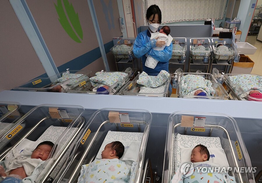 ▲ 신생아 돌보는 간호사 ⓒ연합뉴스