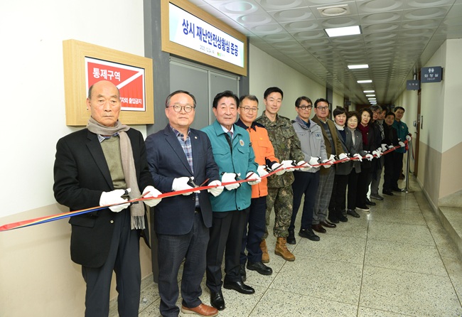 ▲ 횡성군이 도내 군 단위 최초로 전담인력으로 구성된 상시 재난안전상황실을 운영할 계획으로, 24일 재난안전상황실 개소식을 개최했다. ⓒ횡성군