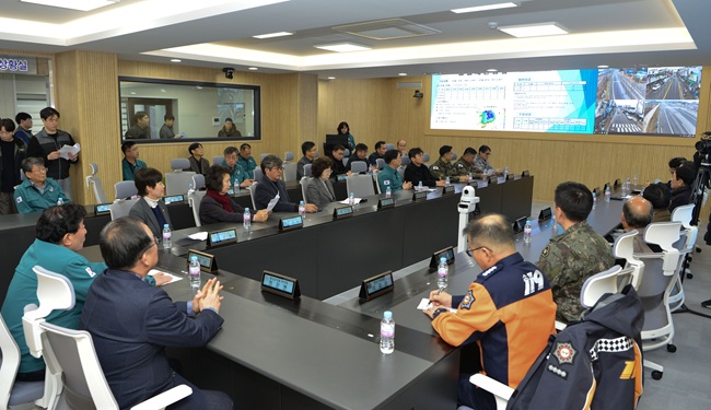 ▲ 총 50평 규모로 조성된 재난안전상황실은 전담인력 8명이 24시간 상시근무 체계로 운영되며, 전담인력 사무공간과 재난안전대책본부 회의실을 함께 갖추고 있다. ⓒ횡성군