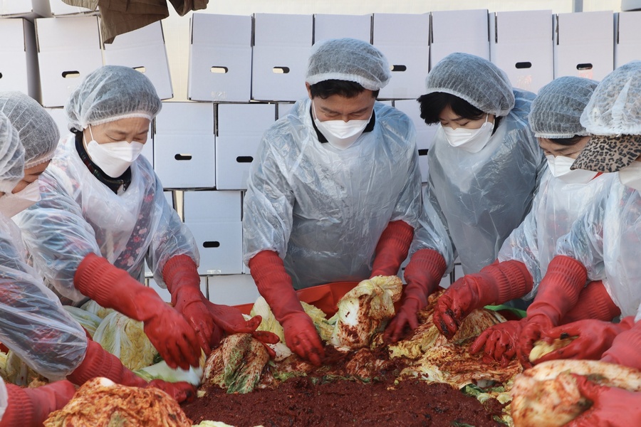 ▲ 국민의힘 경북도당(위원장 구자근)은 지난 22일 소외계층에 온정의 손길을 전하고자 김장담그기 행사를 가졌다.ⓒ국민의힘 경북도당