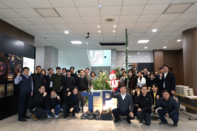 ▲ 강원테크노파크가 24일 본원 로비 환경개선을 완료하고 이를 기념해 현판식과 함께 임직원 간담회를 개최했다. ⓒ강원테크노파크