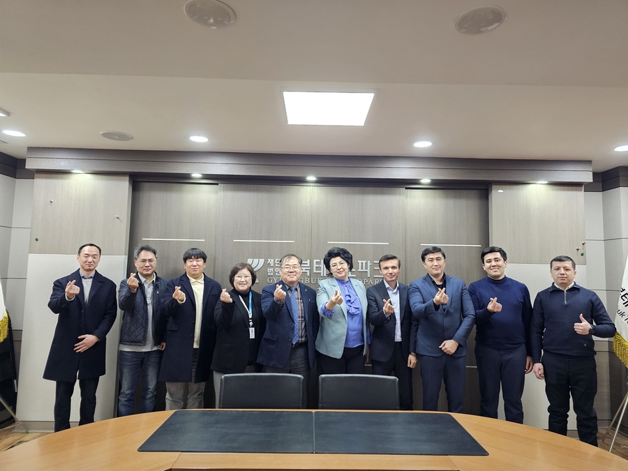 ▲ (재)경북테크노파크(원장 하인성)는 우즈베키스탄 기술규제청(Uzbek Agency for Technical Regulation) 대표단이 한국의 선진 표준화 및 인증 인프라를 벤치마킹하기 위해 경북테크노파크 본원을 방문했다(왼쪽부터 4번째 경북테크노파크 경북국제개발협력센터 김양진, 5번째 경북테크노파크 원장 하인성, 6번째 우즈베키스탄 기술규제청 Mamadalieva Naibakhon Saydaminovna).ⓒ(재)경북테크노파크